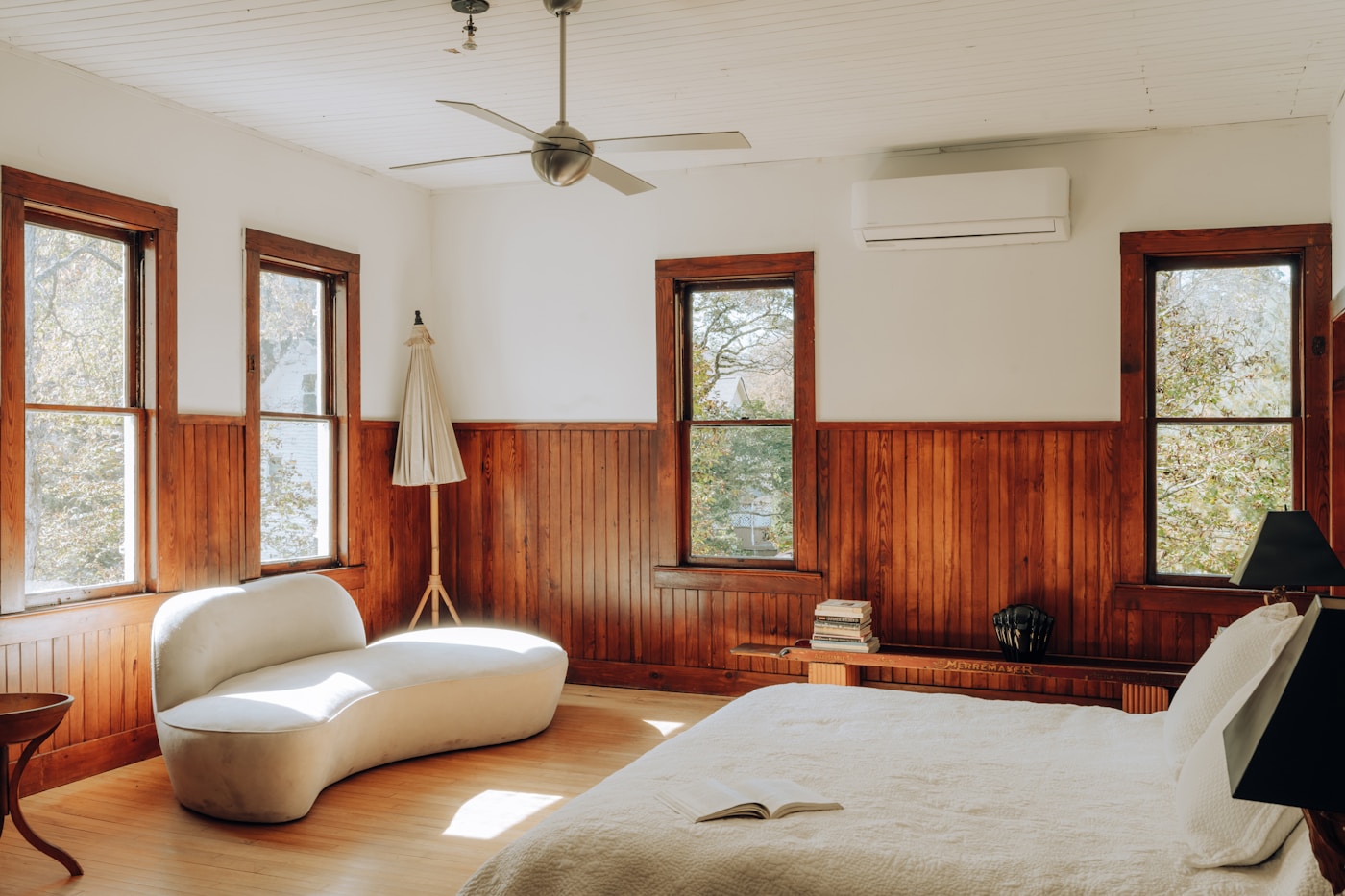 Photorealistic bedroom render